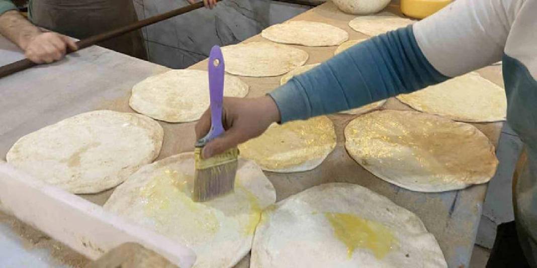 Özel teknikle yoğuruluyor odun ateşinde pişiyor! Bir yöreden Türkiye’ye uzanan lezzet: Kargoyla bile isteyen oluyor 5